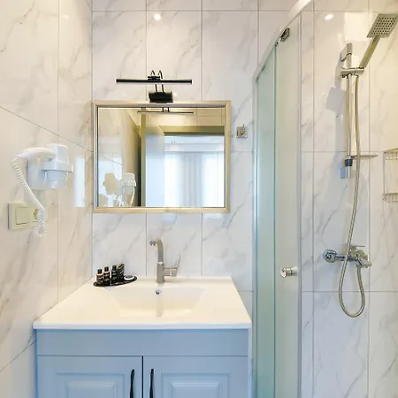 לינה וארוחת בוקר Rise 3*